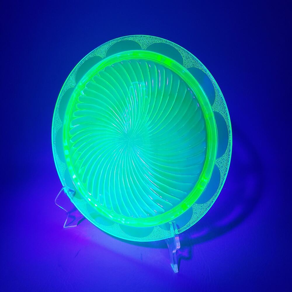 Vintage Anchor Hocking Green Uranium Glass Spiral Swirl 10" Cake Plate / Stand